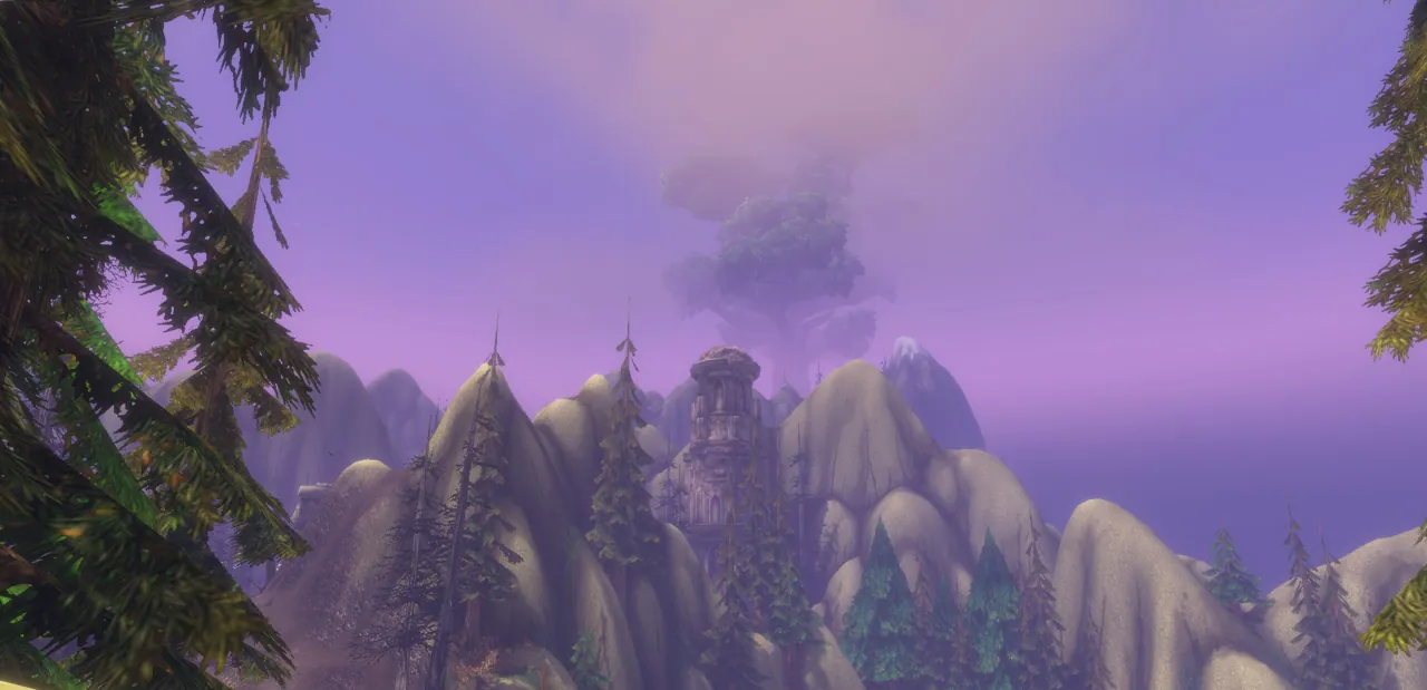 Berg Hyjal (Mount Hyjal) – violett schimmernde Berghänge mit Nadelwald